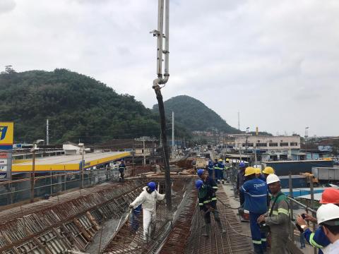 operários e máquina atuam no viaduto #pracegover 