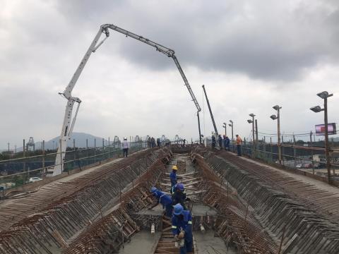 operários e máquina atuam no viaduto #pracegover 