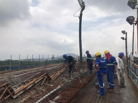 operários e máquina atuam no viaduto #pracegover 