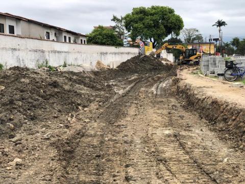 máquina trabalha em ampliação de avenida #pracegover