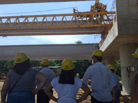 pessoas de capacete olham obra #paratodosverem 