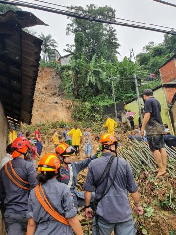 Bombeiros e moradores trabalham em deslizamento #paratodosverem