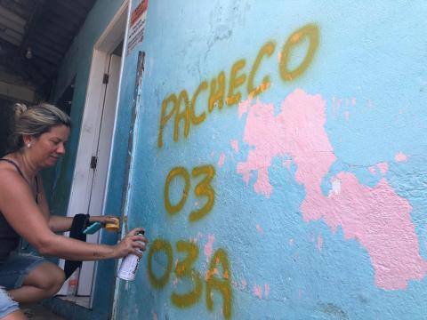 Mulher numera casa com spray de tinta. #Paratodosverem