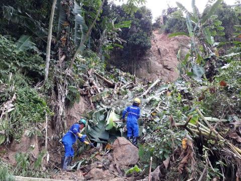 dois homens trabalham em encosta #paratodosverem