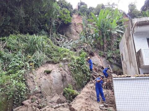 3 homens atuam em encosta #paratodosverem