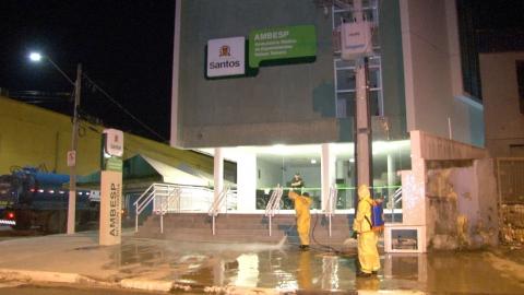 com roupas de proteção, 2 operários limpam ruas #paratodosverem