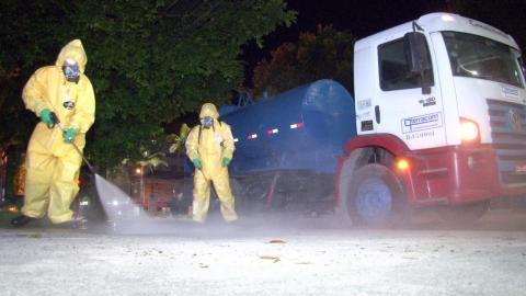operários limpando rua #paratodosverem