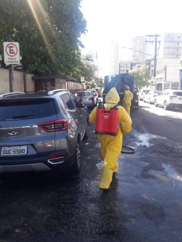 operários limpando rua #paratodosverem