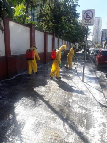 operários limpando rua #paratodosverem