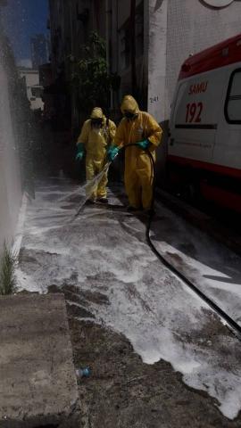 operários limpando rua #paratodosverem