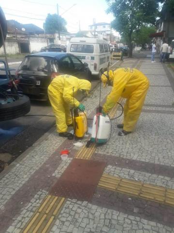 operários limpando rua #paratodosverem