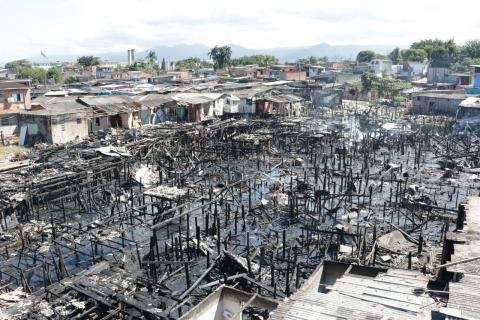 trecho da comunidade destruído pelo incêndio #paratodosverem 