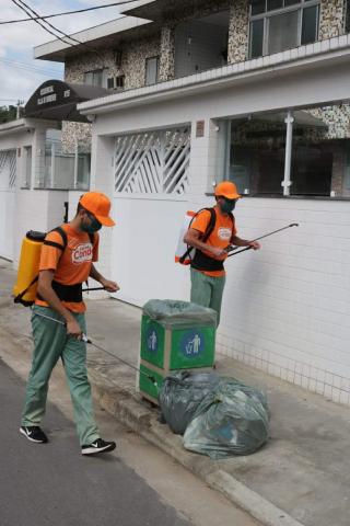 dois operários atuando na limpeza #paratodosverem 