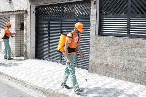 dois operários limpam calçada #paratodosverem