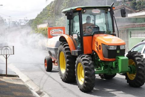 trator joga produto de limpeza em rua #paratodosverem