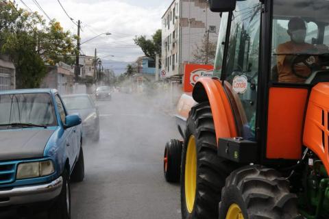 trator solta substância na limpeza de rua #paratodosverem 