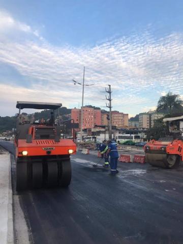 Máquina compactadora sobre a pista recém-pavimentada. #Paratodosverem