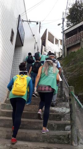 agentes sobem escadaria #paratodosverem 