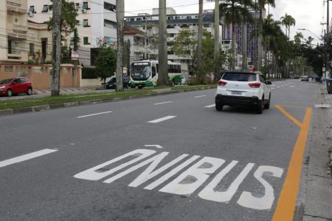 faixa indicando ponto de ônibus pintada #paratodosverem