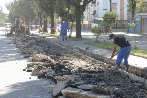 operário atua em guia #paratodosverem