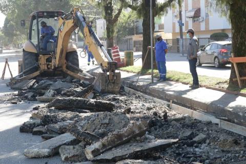 máquina atua na reconstrução de guia #paratodosverem