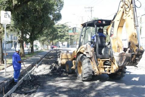 máquina e operário atuando na obra #paratodosverem