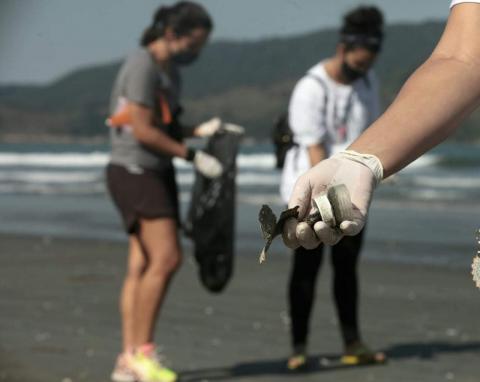 mão mostra resíduo coletado na areia #paratodosverem 
