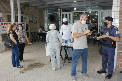 fiscais estão em calçada com guarda #paratodosverem 