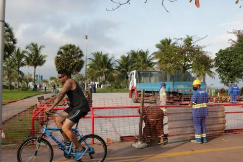 operários cercam local de patinação #paratodosverem 