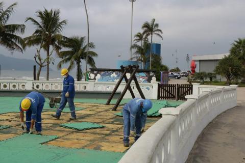 operários retiram piso de playground #paratodosverem 