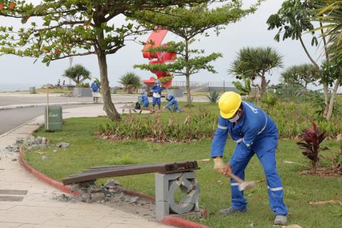 operário retira banco do parque #paratodosverem 