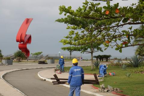 operários caminham pelo parque #paratodosverem 