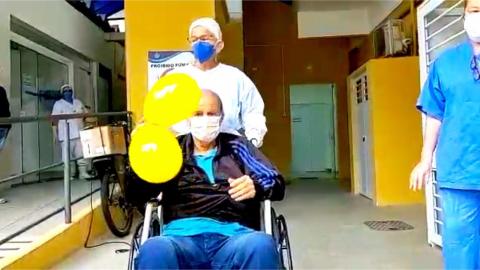 paciente deixa hospital em cadeia de rodas com bexigas #paratodosverem 