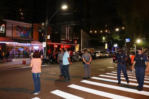 policiais na rua em fiscalização #paratodosverem 
