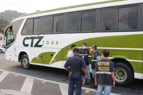 fiscais e guardas abordam ônibus #paratodosverem 