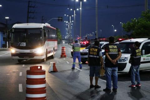 fiscais na barreira de madrugada #paratodosverem 