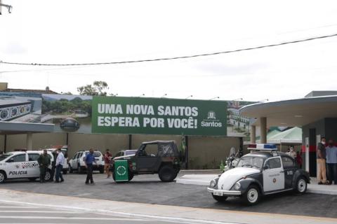 carros parados na garagem a frente #paratodosverem 