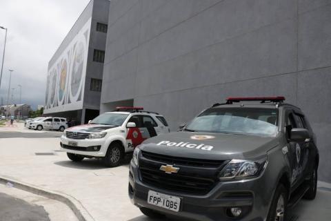 viaturas paradas na frente de centro de convenções #paratodosverem 