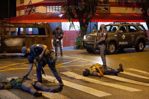 dois policiais caídos são atendidos por outros policiais #paratodosverem