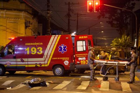 carro de resgate parado com maca e homens ao lado #paratodosverem