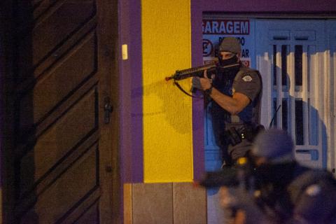policial aponta arma #paratodosverem