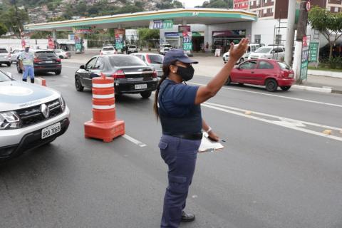 guarda sinaliza em barreira na entrada do saboó #paratodosverem