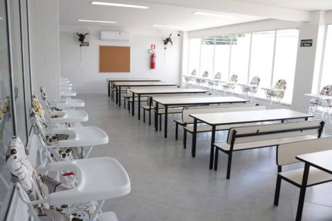 sala com cadeirões e mesas #paratodosverem