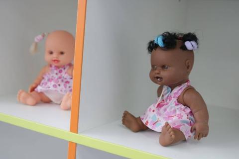 bonecas no armário #paratodosverem