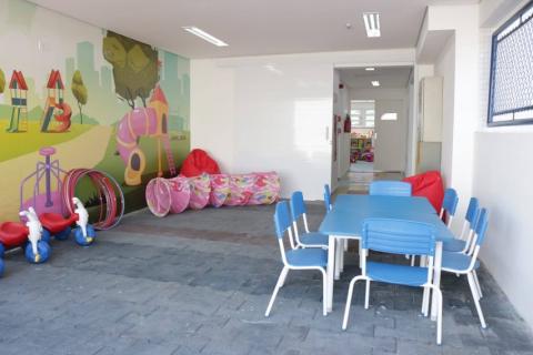 sala com brinquedos e mesas e cadeiras #paratodosverem