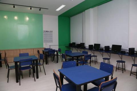 sala com mesas e cadeiras #paratodosverem