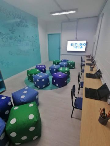 estudioteca com computadores e sofás em forma de dados #paratodosverem 