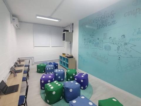 estudioteca com computadores e sofás em forma de dados #paratodosverem 