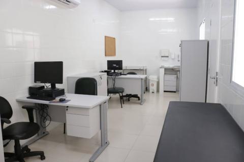 sala com mesas, cadeiras e computadores #paratodosverem 