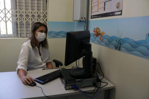 médica no computador #paratodosverem 